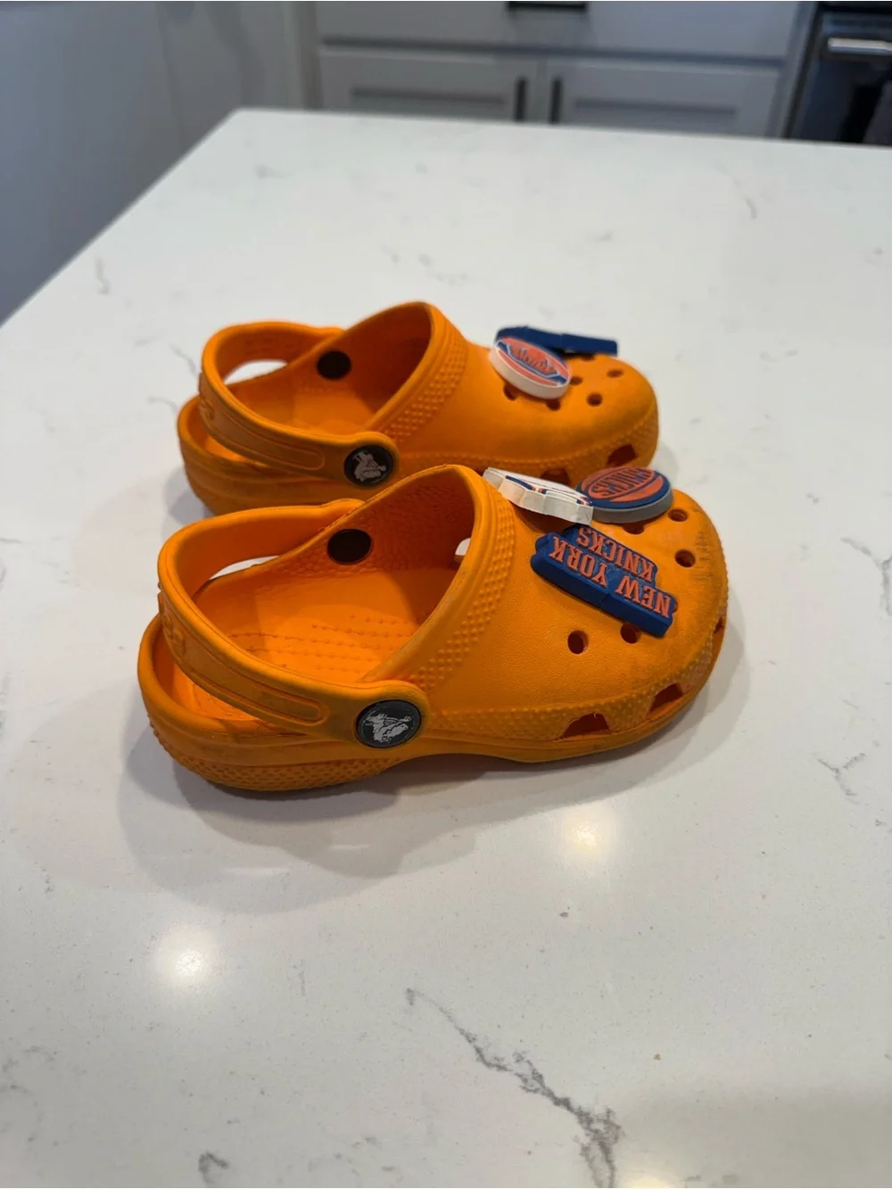 Crocs Classic Clogs Slip On Water Shoes ORANGE ZING with NY Knicks Charms C9